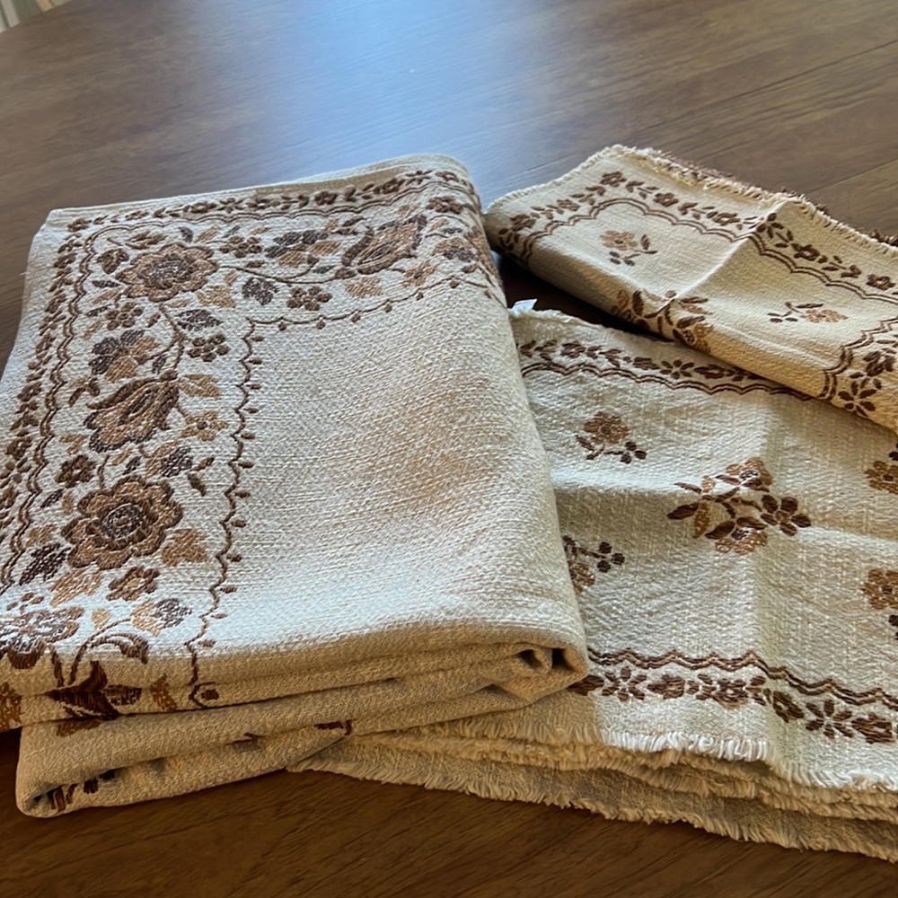Table cloth, 6 place settings and 6 napkins from Austria